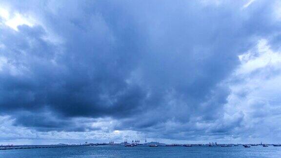 货运港口有雨云