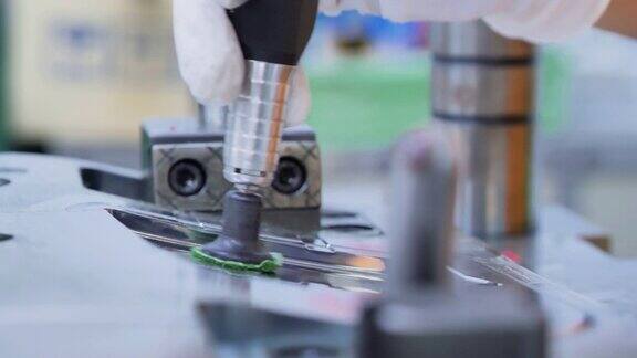 工人在工厂金属加工铣床现代金属切削加工技术数控机床4.0行业..自动化-大规模工业概念