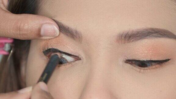 化妆师使用眼影