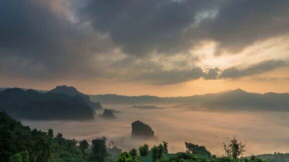 当日出在Phulangka的一个观点泰国Phayao省美丽的风景与雾流动的山的时间流逝