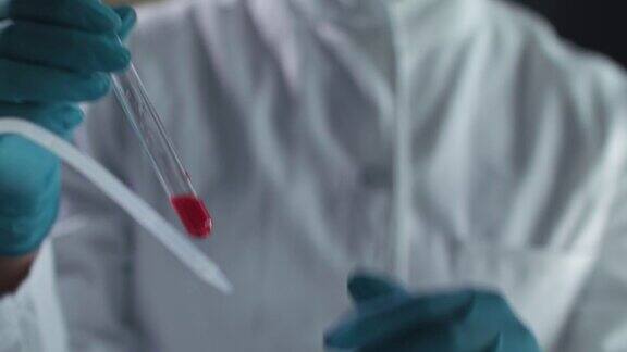 图为女科学家在试管中混合红色液体