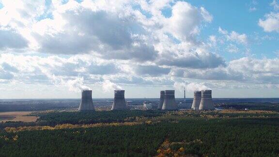 核电站和冷却塔鸟瞰图