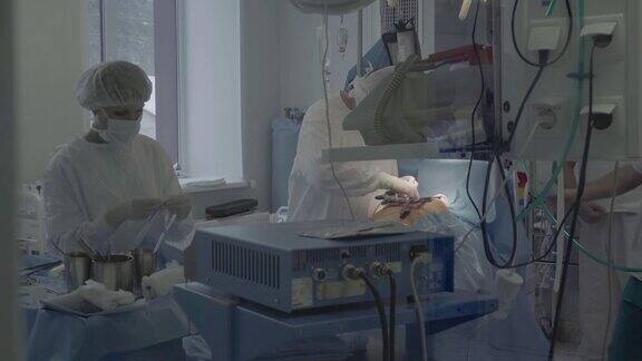 这个手术室的医务人员做心脏手术护士协助进行手术