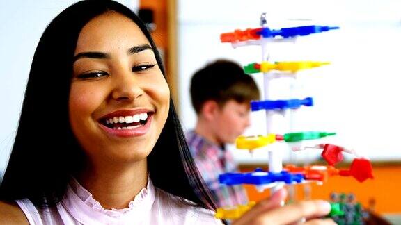 女学生在学校实验室做分子模型实验