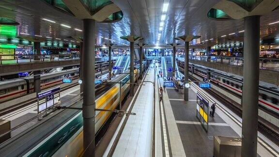 柏林德国柏林中央车站的时间推移视图显示乘客上车和火车进站和出站