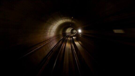 从行驶中的列车后窗看到的地铁隧道快速的地铁从现代化的地铁站开出