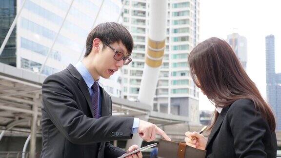 女性和男性商务人士