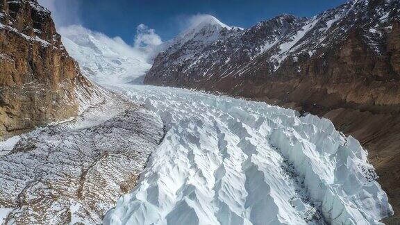 雪白的冰川坐落在高原的山谷中