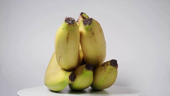 香蕉在白色背景上旋转熟透的香蕉放在浅色背景上