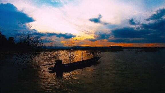日落时分海面上的空渔船