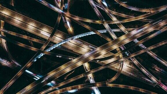 PAN复杂立交桥和繁忙的夜间交通