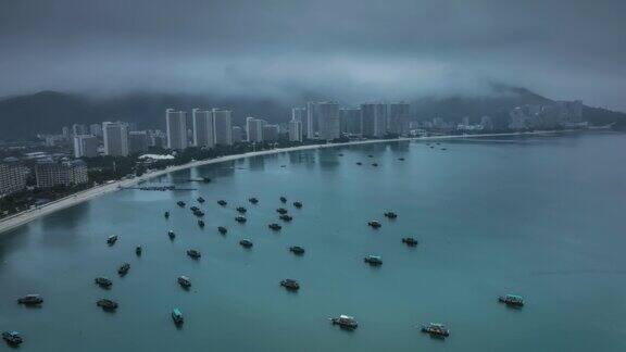 浓雾中的海上渔港