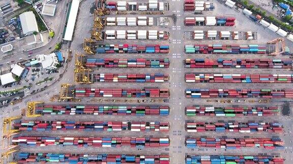 4k分辨率鸟瞰图集装箱船在进出口业务和物流运输概念