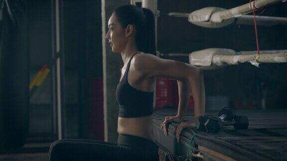 亚洲运动女性在个人健身房锻炼