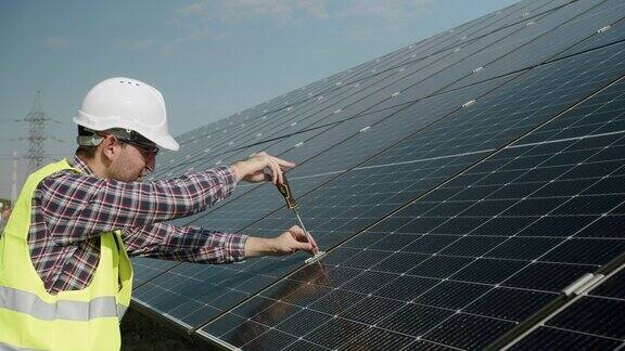 技师正在用电动螺丝刀安装太阳能电池板