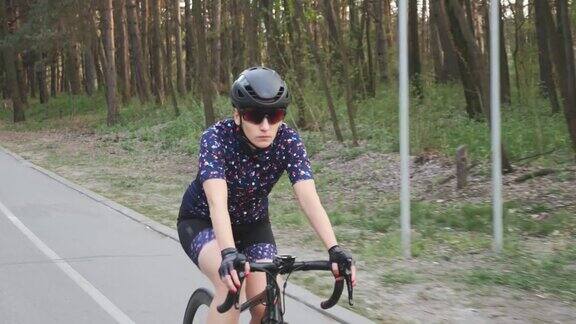 专注于职业自行车女性在公园骑自行车培训骑自行车