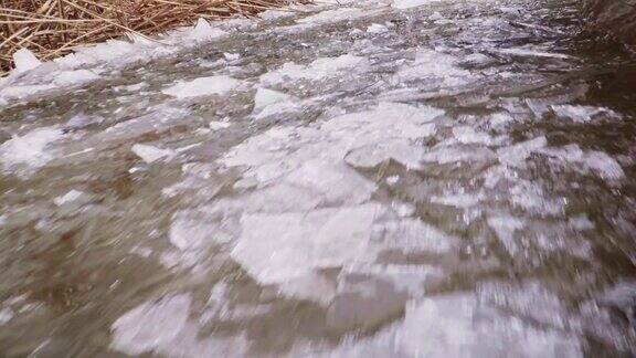 河上有锋利的浮冰