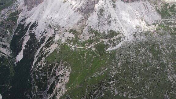 在一个晴朗的夏日俯瞰拉瓦雷多的TreCimediDolomites