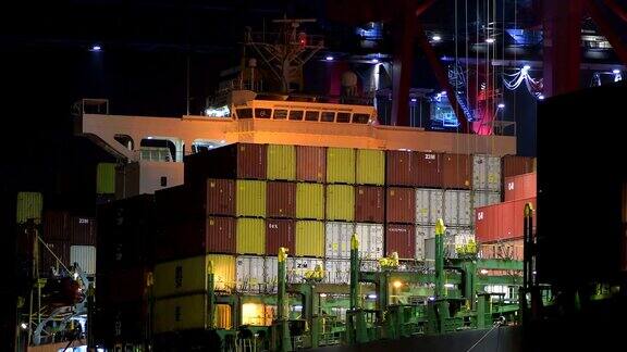 晚上在汉堡卸货集装箱船的集装箱