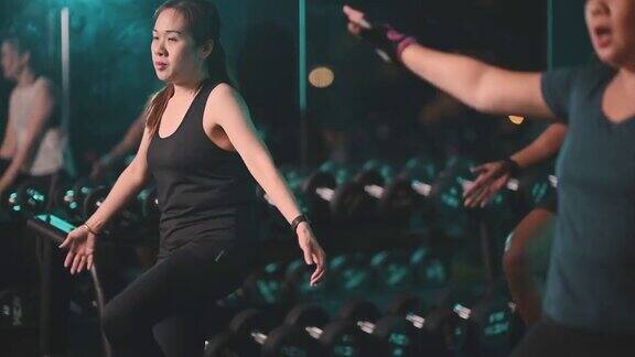 亚洲华人中、成年女性在健身俱乐部参加健身运动训练课程