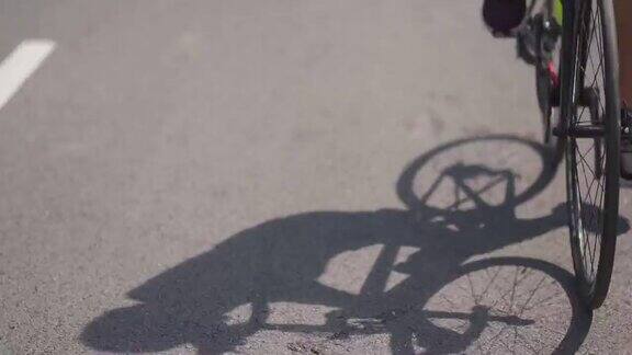 影子亚洲的中国夫妇在周末早上一起骑公路自行车