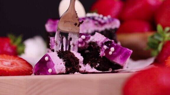 拿一块浆果味的紫色蛋糕