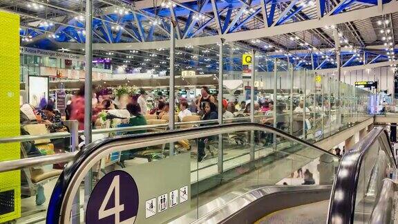 时光流逝:旅客在机场办理登机手续的柜台大厅
