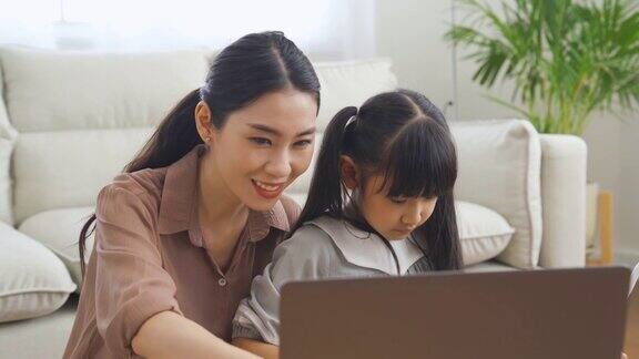 亚洲女孩和她妈妈在线学习