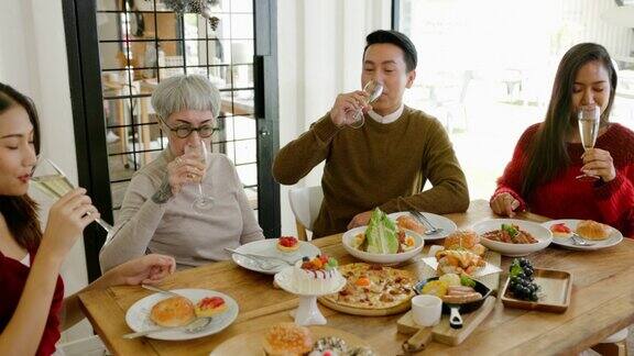 亚洲家庭喜欢在节日期间到餐馆吃饭庆祝家庭团聚的活动午餐就像特殊场合的餐厅概念下馆子