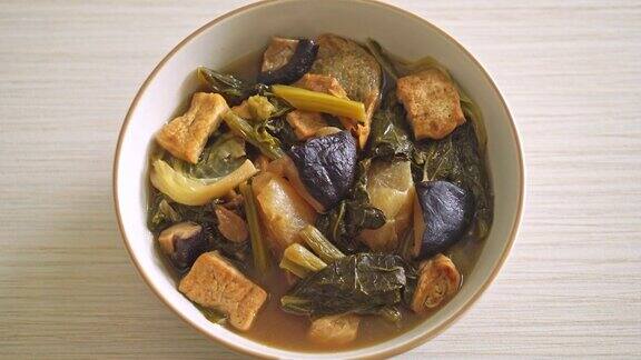 中国蔬菜炖豆腐或混合蔬菜汤-素食和素食的风格