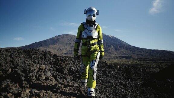 在荒芜的星球上漫步女宇航员探索灰色山脉看观点