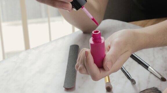 使用彩妆细节手开紫红色口红美容产品专业化妆品