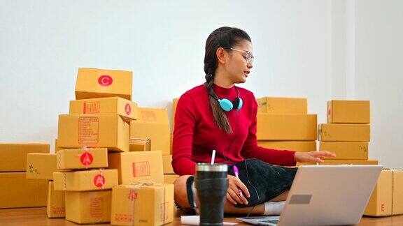 中小企业自由职业者女性与包装盒年轻企业主家庭办公在线营销包装盒和快递中小企业与快递电子商务开办小型企业
