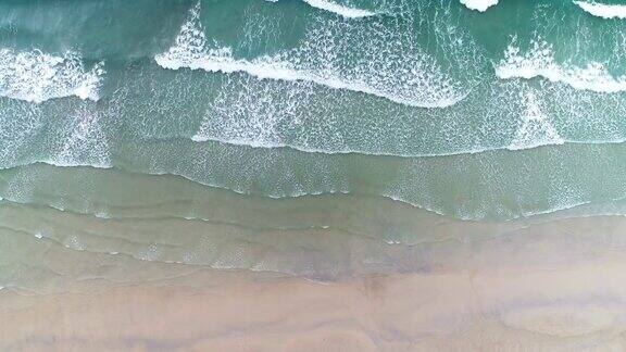 无人机拍摄的海浪到达海岸的画面无人机俯视图沙滩
