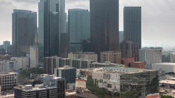 洛杉矶市中心金融区大楼的延时鸟瞰图