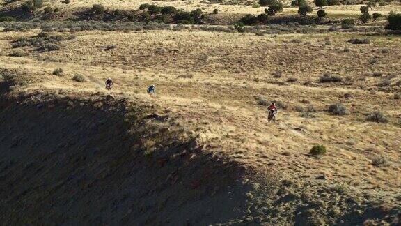 航拍的三个山地自行车手沿着山脊18路在Fruita科罗拉多州