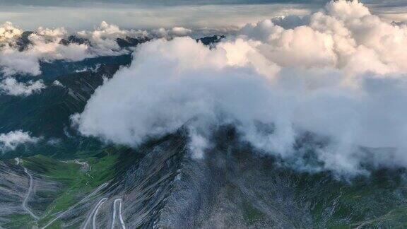 这条蜿蜒的道路通向山顶的云层