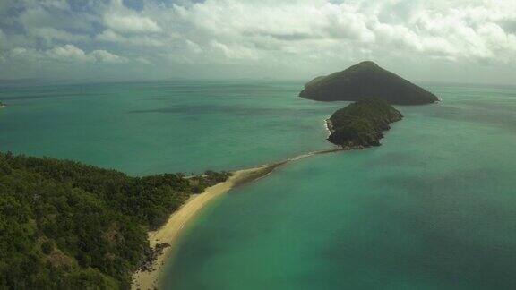 鸟瞰图热带岛屿与蓝绿色水珊瑚和沙子