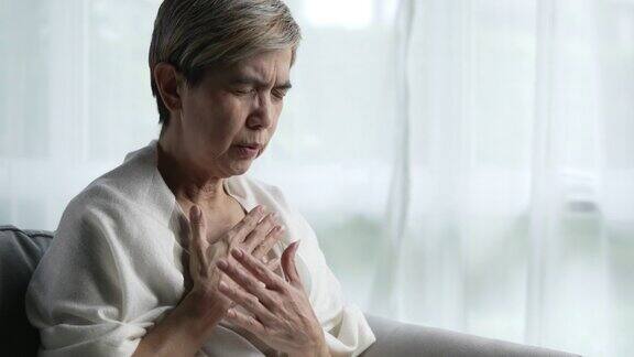 一名亚洲老年妇女独自在家时心脏病发作