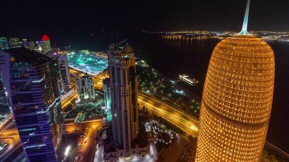 夜晚照亮多哈城市屋顶市中心全景4k时间流逝卡塔尔