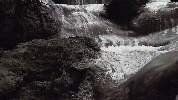 4K:美丽的JedSaoNoi瀑布