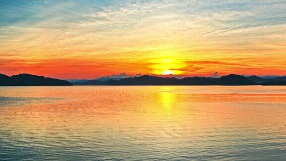宁静的湖和山日落时五彩缤纷的天空
