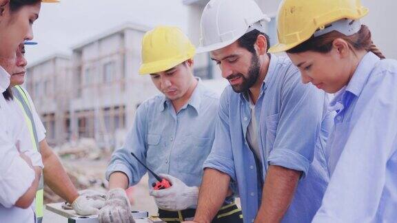 工程师和建筑师在工地上查看建筑蓝图