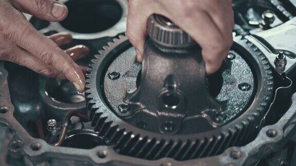 专业机械师修理无级变速器