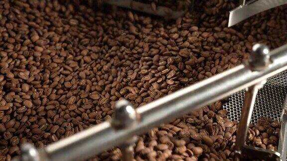 咖啡豆在烘焙机中旋转