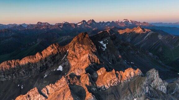 日出照亮了四川西部的石山