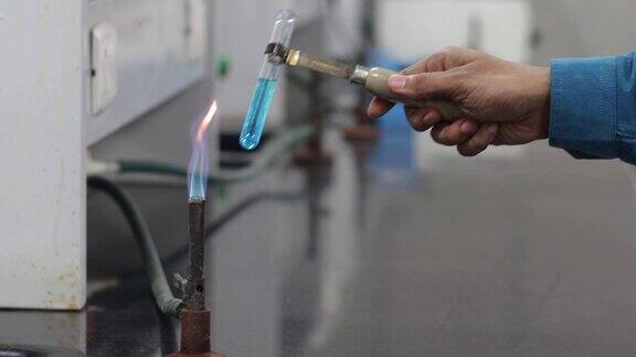 在试管中用蓝色燃烧器火焰加热蓝色化学物质