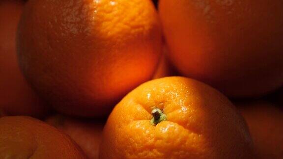 橙色水果镜头慢慢向上移动显示阴影中的橘子阳光美丽地照在橘子上特写镜头