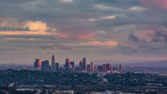洛杉矶市区Cloudscape白天到晚上日落时间流逝