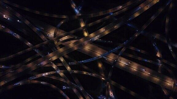 天桥鸟瞰图和繁忙的交通在夜间